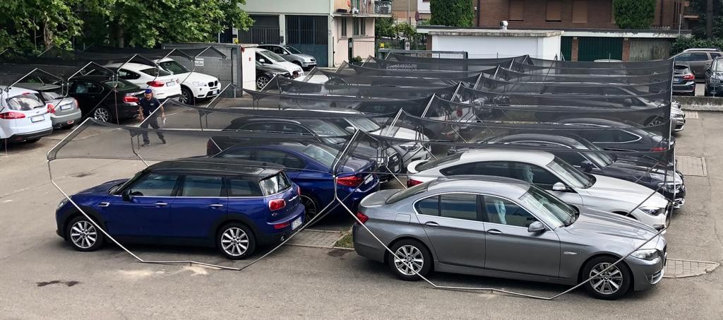 Parking rempli de véhicules protégés par la structure modulaire anti-grêle Icestopper